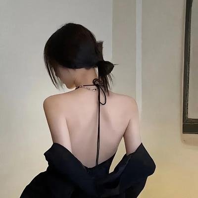 随盲柳入眠的女人